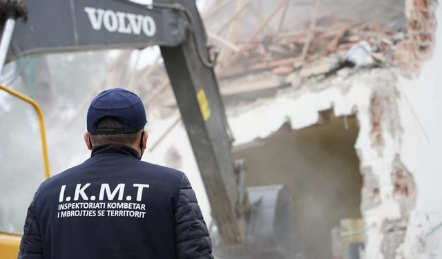 Rama me dorë të hekurt, prishet hoteli pa leje i komisionerit të Belerit në Dhërmi