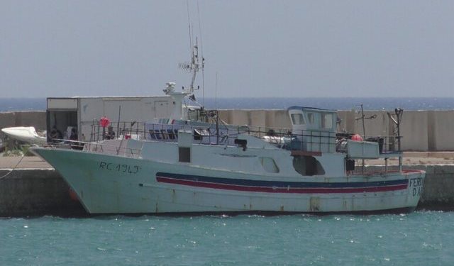 Tërhoqën pa leje një veliere të sekuestruar nga policia, 5 të arrestuar në Sarandë