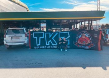 Të shoqëruar nga tifozat kuqezi, djemtë e heroit Afrim Bunjaku në ndeshjen Shqipëri-Ishujt Faroe