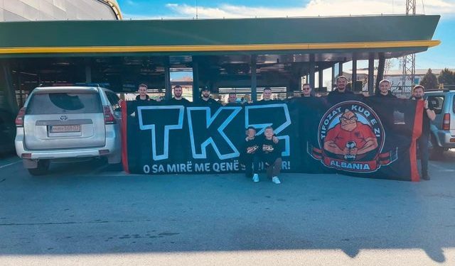 Të shoqëruar nga tifozat kuqezi, djemtë e heroit Afrim Bunjaku në ndeshjen Shqipëri-Ishujt Faroe