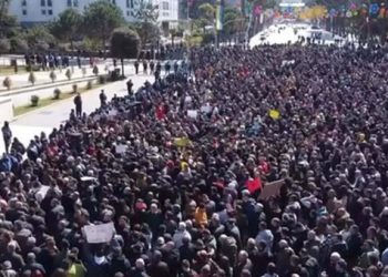 Kampe refugjatësh në Shqipëri, njoftohet protesta e parë poshtë zyrës së Ramës