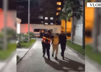 Armë dhe municion luftarak në makinë, dy të arrestuar (Emrat)