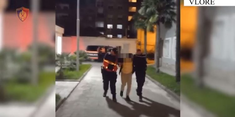 Armë dhe municion luftarak në makinë, dy të arrestuar (Emrat)