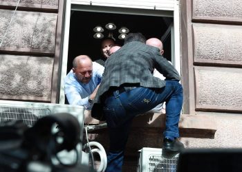 Estrada në Kuvend, deputetët e Berishës futen nga dritarja (FOTO)