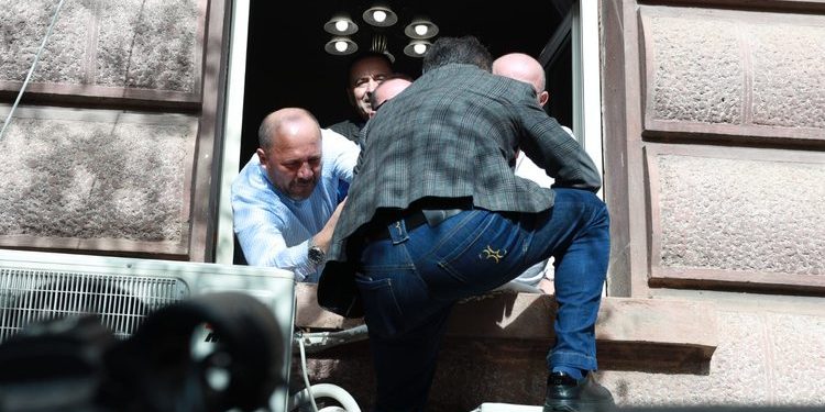 Estrada në Kuvend, deputetët e Berishës futen nga dritarja (FOTO)