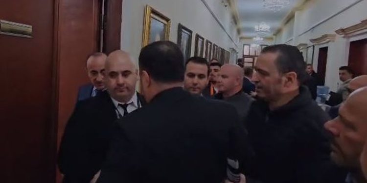 “O langaraq, e ke dh* po boll…” – Demokratët përleshen dhe me njëri-tjetrin në Kuvend (VIDEO)