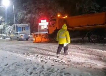 Dëbora "pushton" Korçën, ja rrugët ku kalohet me vështirësi