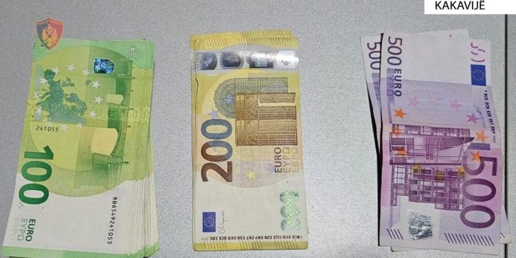 Sekuestrohen 24 800 euro të padeklaruara në Kakavijë, nën hetim i riu