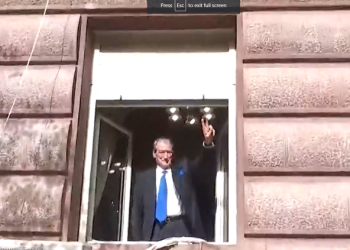 Berisha me dy gishta lart mban fjalim nga dritarja e Kuvendit: Rama i tmerruar