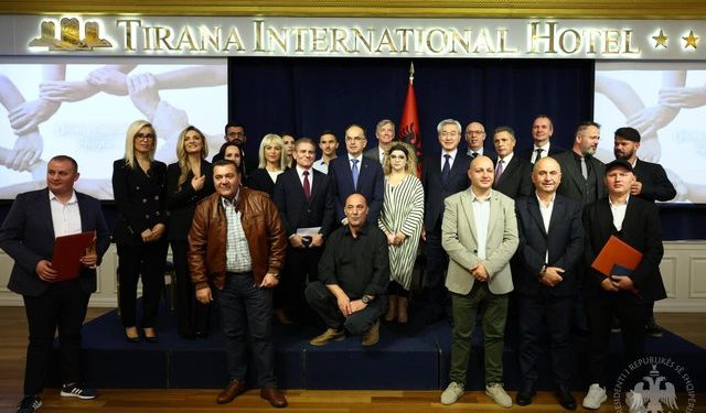 Presidenti Begaj me gazetarët: Më keni në krah. Kush prek lirinë tuaj, do përballet me ligjin