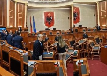 Kaos në Kuvend, deputetët e PD përmbysin karriget në foltore