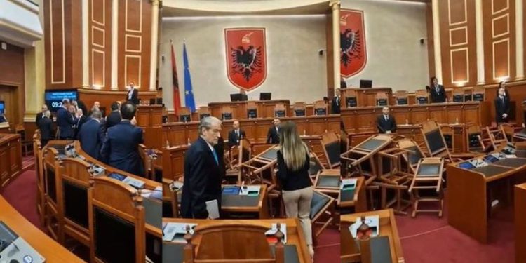 Kaos në Kuvend, deputetët e PD përmbysin karriget në foltore