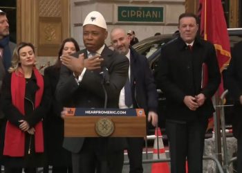 Me qeleshe në kokë dhe simbolin e shqiponjës, kryetari i bashkisë së New York-ut feston Pavarësinë e Shqipërisë