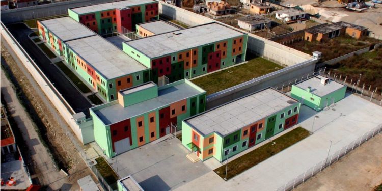 “Më jep 10 mijë euro që të qëndrosh në punë”, denoncohet zv.drejtori i paraburgimit në Vlorë