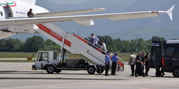 Italia po sjell në Shqipëri edhe 1950 të burgosur