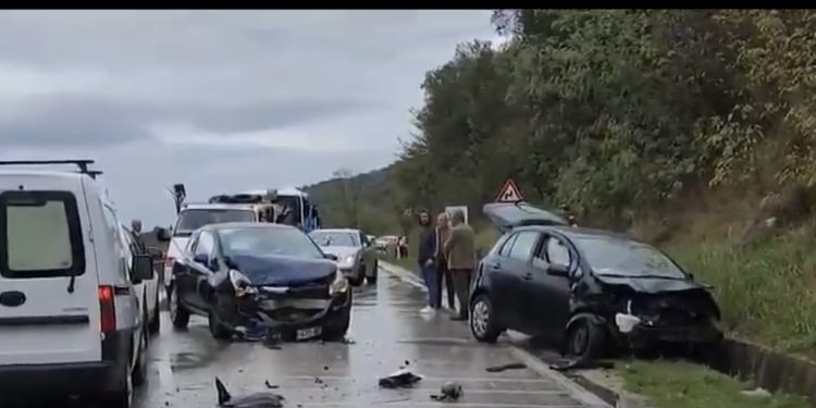 Aksident i frikshëm në Fier, bllokohet trafiku