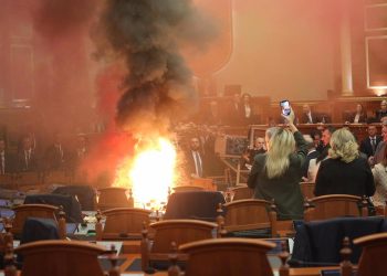 Deputetët e Berishës djegin karrigen e Lulzim Bashës në Parlament