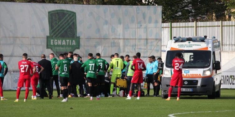 E rëndë/ Vdes në fushë futbollisti i kampionatit shqiptar (VIDEO)