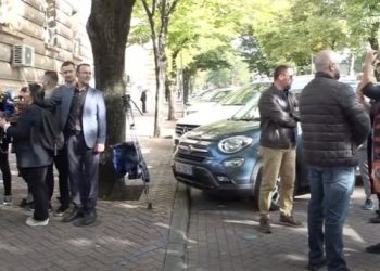 Gruaja i zë pritë Berishës: Vetëm ti dhe Rama dilni në Tv. S’dimë kush na përfaqëson