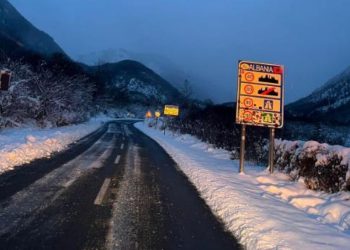 Dëbora/ Rrugët ku lëvizja bëhet me zinxhirë dhe goma dimërore
