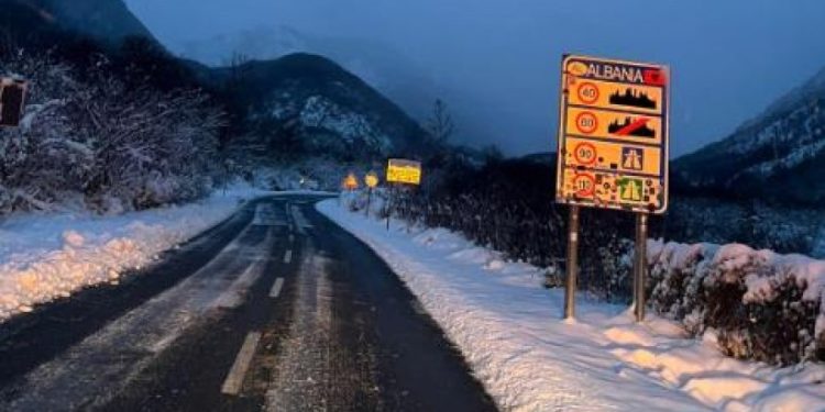 Dëbora/ Rrugët ku lëvizja bëhet me zinxhirë dhe goma dimërore