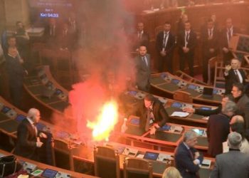 Deputetët e PD i vënë flakën Parlamentit