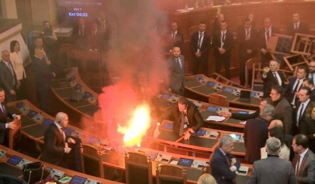 Deputetët e PD i vënë flakën Parlamentit