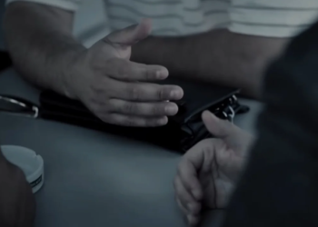 Ofensiva e diplomatëve grek te komuniteti vlleh, u kërkojnë të deklarohen grekë (VIDEO)