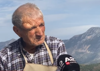 Njihuni me usta Pano Vlashin, 90-vjeçari që punon ende në çatitë e Gjirokastrës (VIDEO)