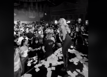 Nuk përmbahet Ronela Hajati, shihni çfarë bën në lokalin e natës (VIDEO)