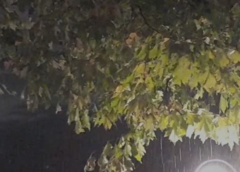 Nis stuhia edhe në Korçë, shkarkesa të shumta elektrike në disa zona