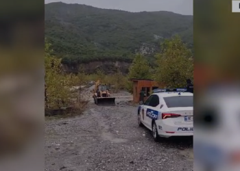Dalin pamjet, si i shpëtoi policia 23 turistët e bllokuar në Përmet (VIDEO)