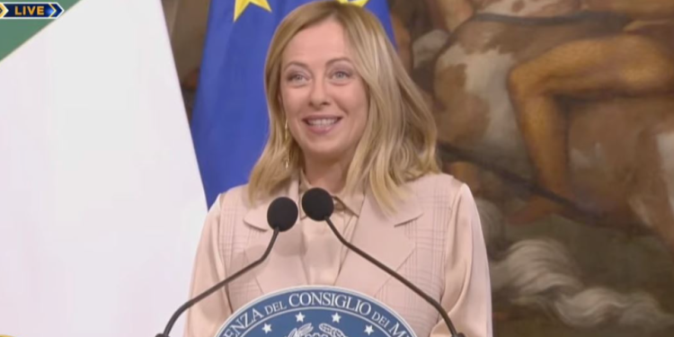 Zyrtare/ Italia do të ndërtojë kamp refugjatësh në Shqipëri