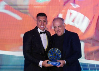 Futbollisti shqiptar nderohet në Spanjë, presidenti i La Liga i dorëzon çmimin e veçantë