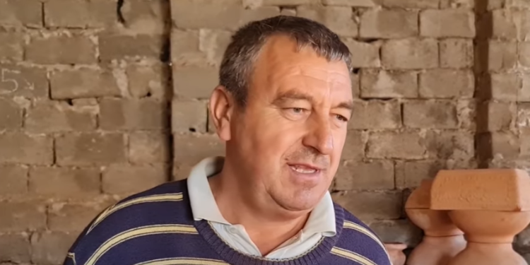 Njihuni me Ladin, mjeshtrin e qeramikës që mban gjallë zanatin e vjetër (VIDEO)