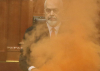 Tym e flakë në Kuvend, Rama: Futën fjalorin dhe sjelljet e rrugës në politikë, kanë prekur fundin