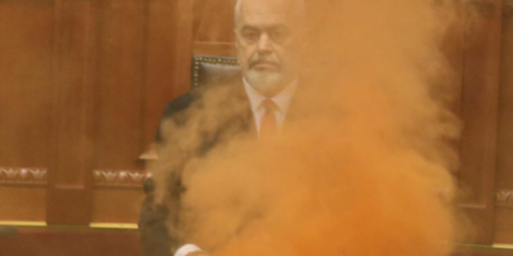 Tym e flakë në Kuvend, Rama: Futën fjalorin dhe sjelljet e rrugës në politikë, kanë prekur fundin