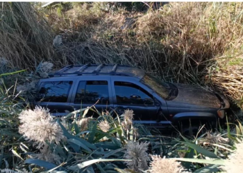 Makina përfundon në kanal, shpëton mrekullisht babai me 3 fëmijët e mitur