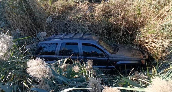 Makina përfundon në kanal, shpëton mrekullisht babai me 3 fëmijët e mitur