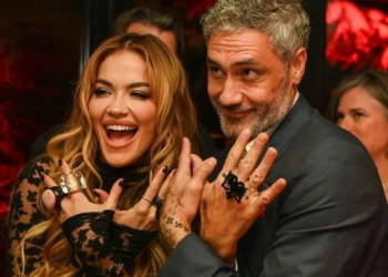 Rita Ora dhe bashkëshorti i saj bëjnë me duar shqiponjën dykrenare