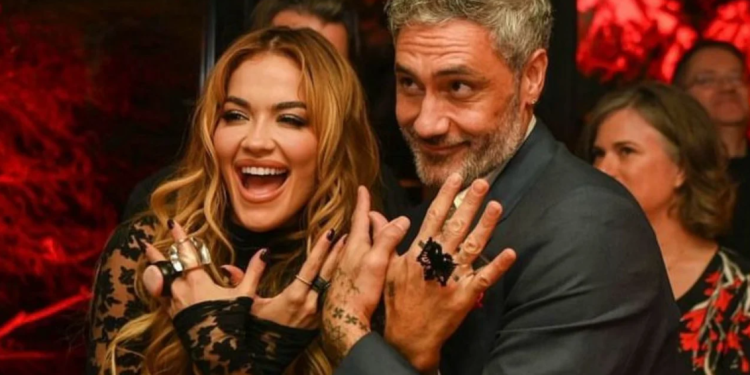 Rita Ora dhe bashkëshorti i saj bëjnë me duar shqiponjën dykrenare