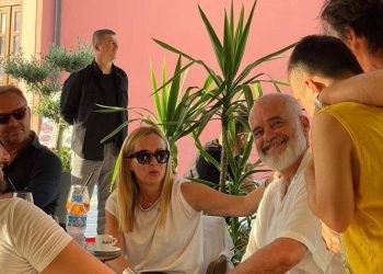 Kamp refugjatësh në Shqipëri, gazeta italiane: Meloni diskutoi marrëveshjen gjatë pushimeve në Vlorë