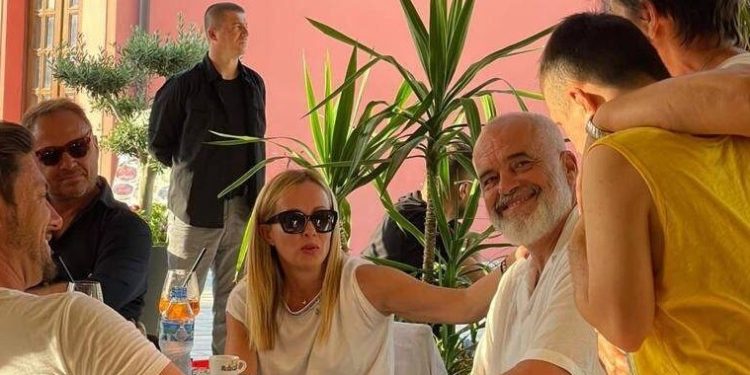 Kamp refugjatësh në Shqipëri, gazeta italiane: Meloni diskutoi marrëveshjen gjatë pushimeve në Vlorë