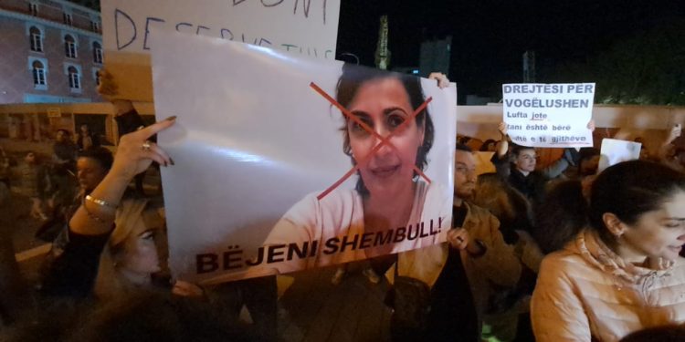 “Bëjeni shembull”, protestë pas dhunës së fëmijës në kopësht (FOTO)