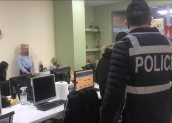 Një call centre në Gjirokastër dhe tjetra në Tiranë, skema se si zhvateshin mijëra euro. Mes 8 të arrestuarve dhe 3 vajza