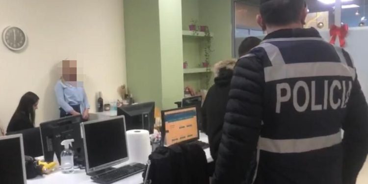 Një call centre në Gjirokastër dhe tjetra në Tiranë, skema se si zhvateshin mijëra euro. Mes 8 të arrestuarve dhe 3 vajza