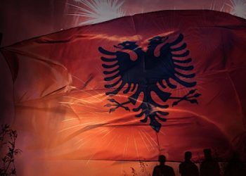 Në temperatura -10 gradë celsius, shqiptarët në Suedi festojnë 111-vjetorin e Pavarësisë së Shqipërisë (VIDEO)