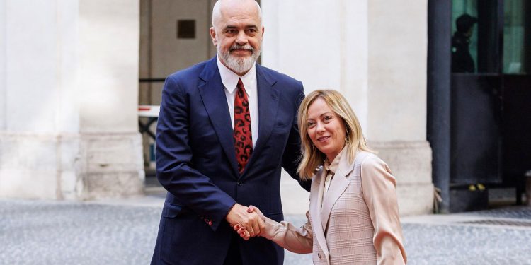 Sky News: Meloni planifikon vizitë në Tiranë, kampi i parë duhet të hapet në maj 2024