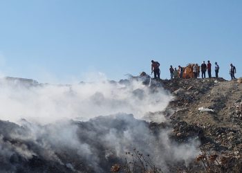‘Është skëterrë’: Vlonjatët dhe rezidentët e huaj protestojnë kundër djegies së plehrave