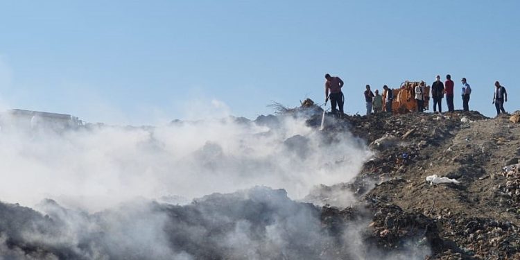 ‘Është skëterrë’: Vlonjatët dhe rezidentët e huaj protestojnë kundër djegies së plehrave